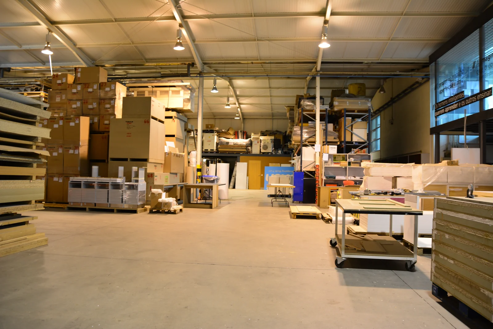 Interior das instalações TRANSFORMIS com materiais, bancadas e equipamentos